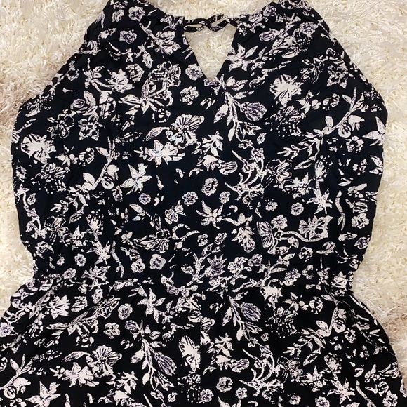 cute low back high neck romper - Picture 2 of 7
